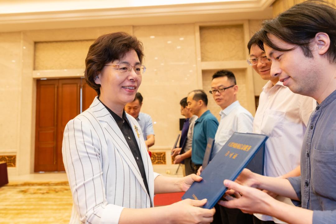 江苏省举行首批32家县级融媒体中心互联网新闻信息服务许可颁证仪式